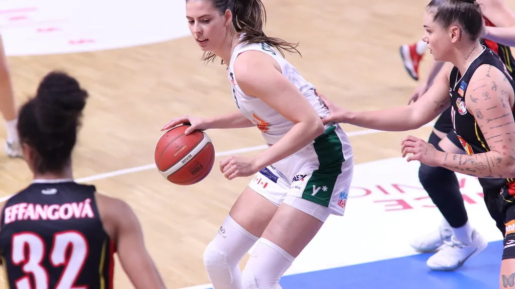 Natálie Stoupalová (Žabiny) se snaží prosadit přes Alžbětu Levínskou (Hradec Králové)