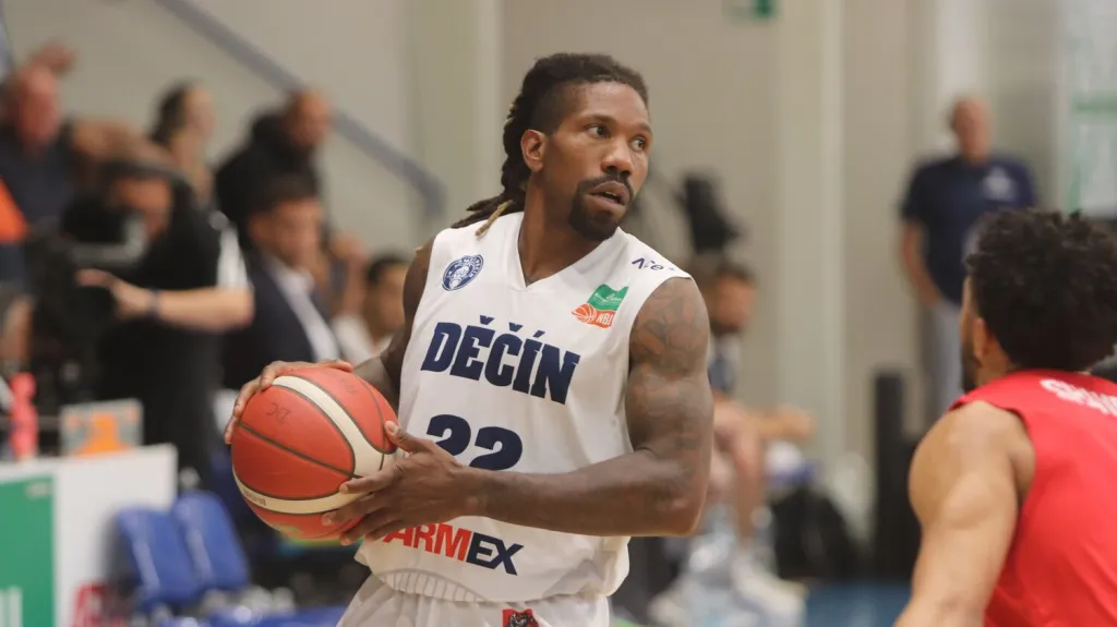 Děčínský basketbalista Anthony Walton