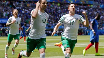 Slavící Robbie Brady s číslem 19 se spoluhráči