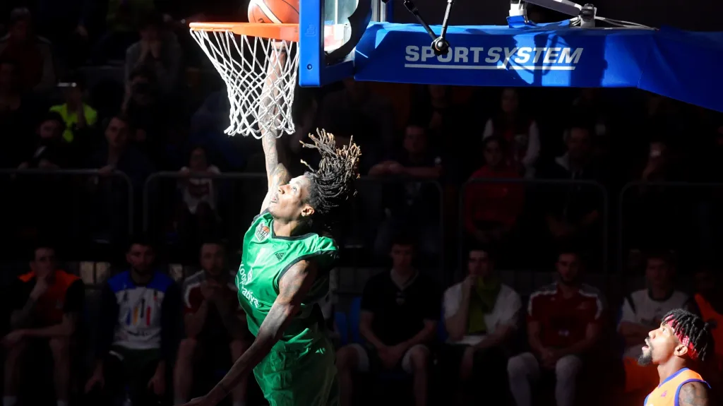 Thomas Dunans smečuje míč do koše v Utkání hvězd NBL