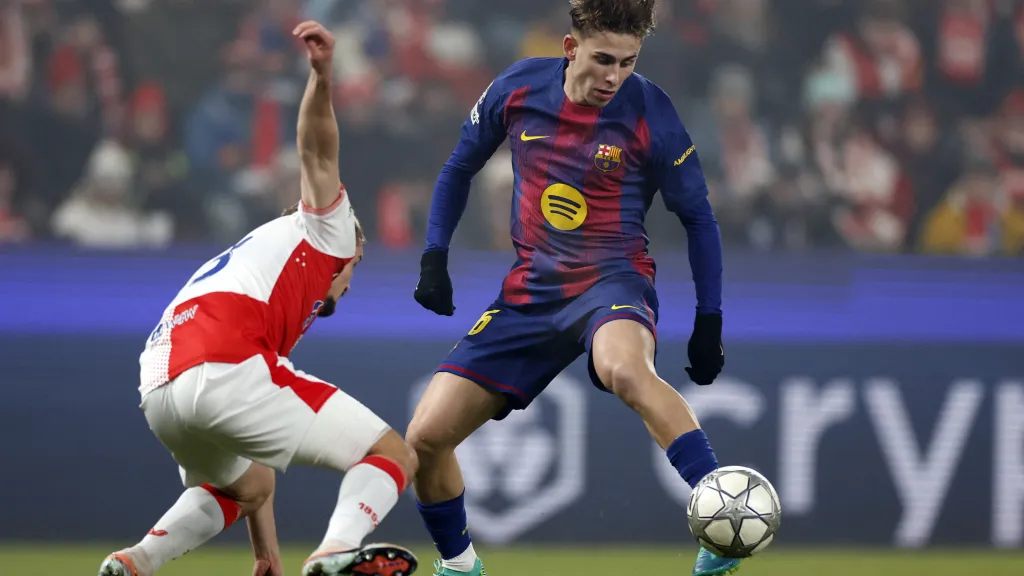 Michal Sadílek a Fermín López v utkání Slavie s Barcelonou