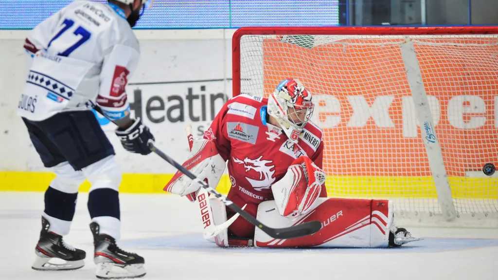 Milan Gulaš z trestného střílení překonává Petra Kváču z Třince