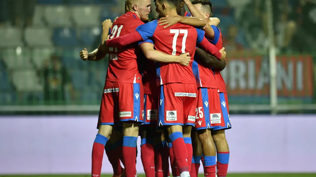 Václav Jemelka oslavuje se spoluhráči 