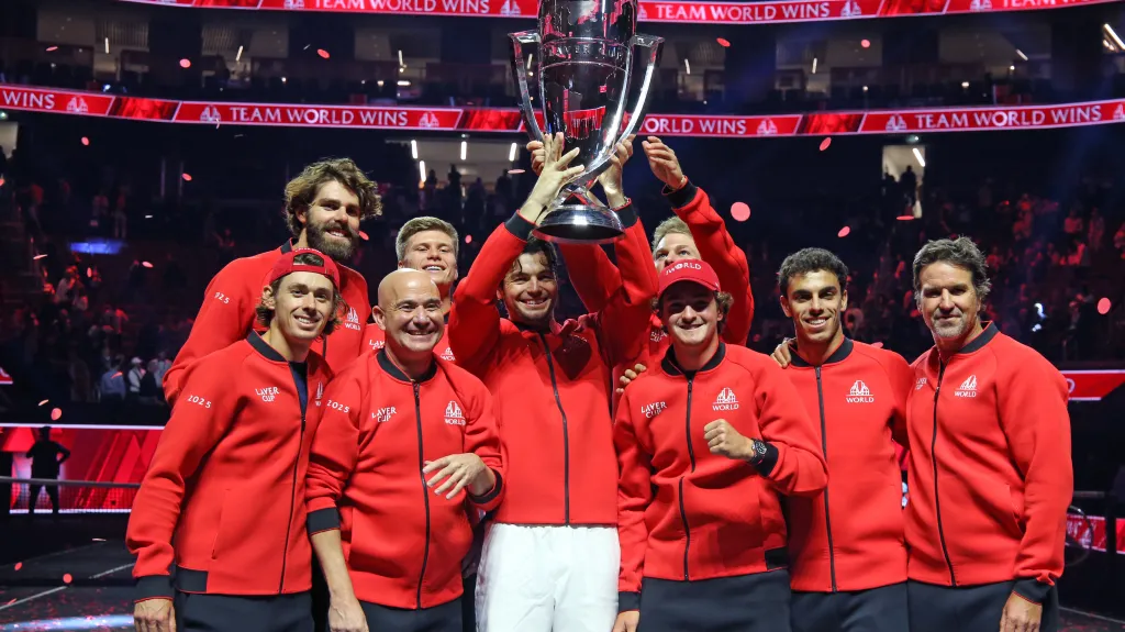 Tým světa v čele s Taylorem Fritzem slaví s trofejí vítězství v Laver Cupu