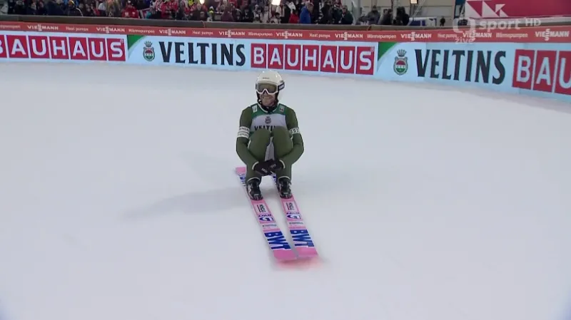 Skok Romana Koudelky v 1. kole závodu v Engelbergu