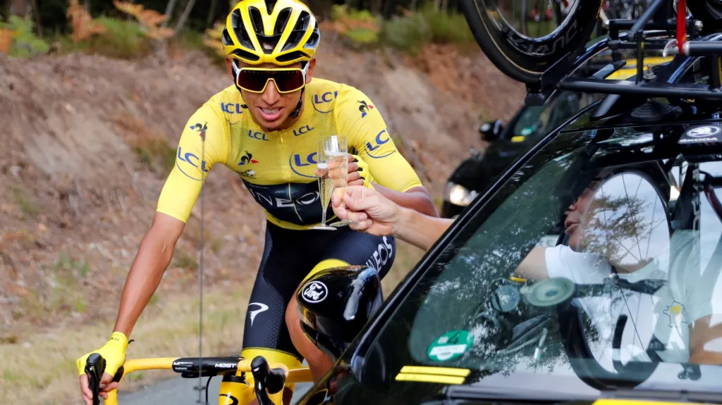 Egan Bernal si dává během závěrečné etapy Tour de France vítězné šampaňské