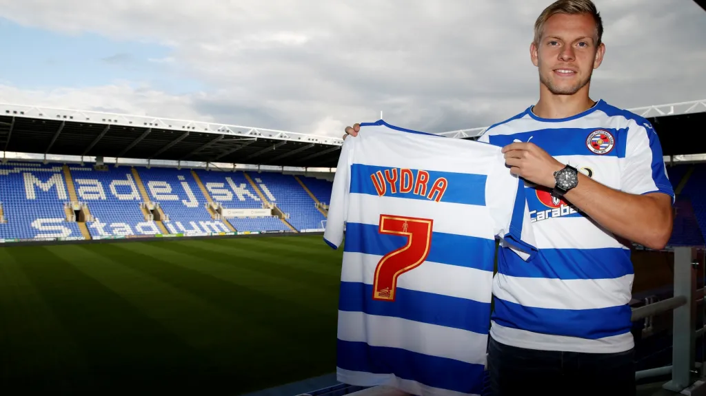 Matěj Vydra s dresem Readingu