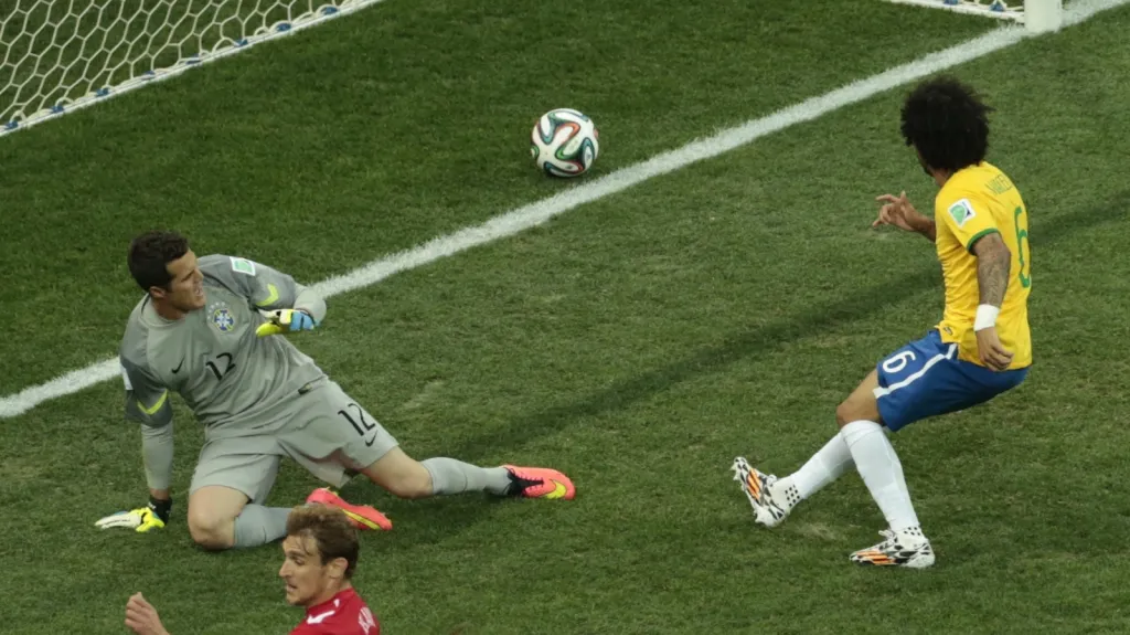 Marcelo si střílí vlastní gól v utkání s Chorvatskem