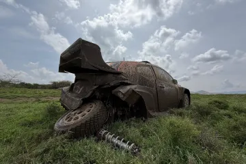 Poškozené auto Elfyna Evanse