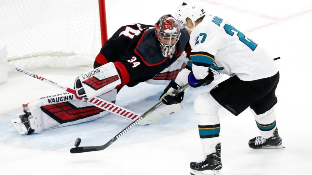 Petr Mrázek v utkání proti San José