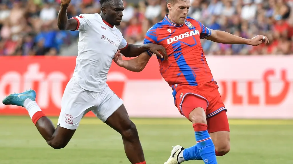 Prince Kwabena Adu z ukrajinského Kryvbasu Kryvyj Rih v souboji s Robinem Hranáčem