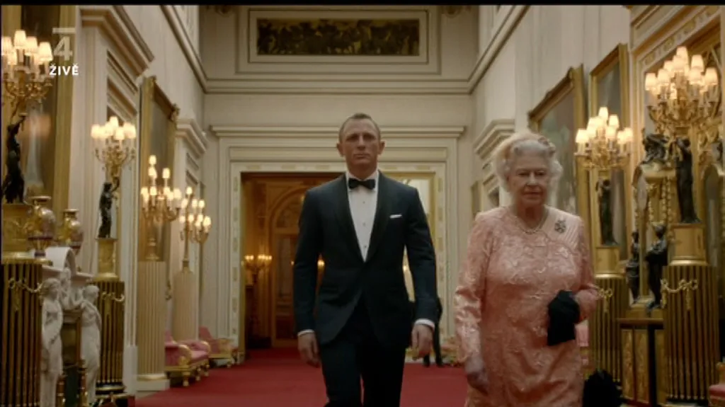 Agent 007 doprovází královnu