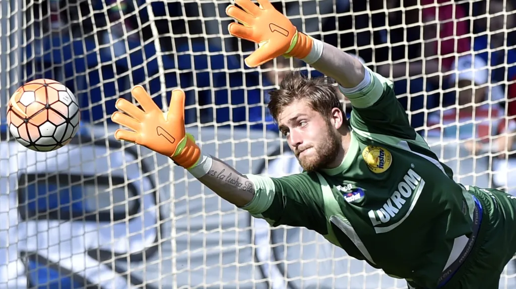 Brankář Zlína Tomáš Holý v utkání se Slováckem