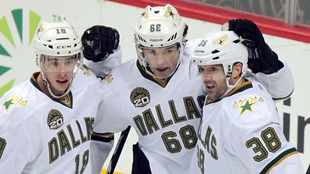 Jaromír Jágr se spoluhráči z Dallasu Reilly Smithem a Vernonem Fiddlerem