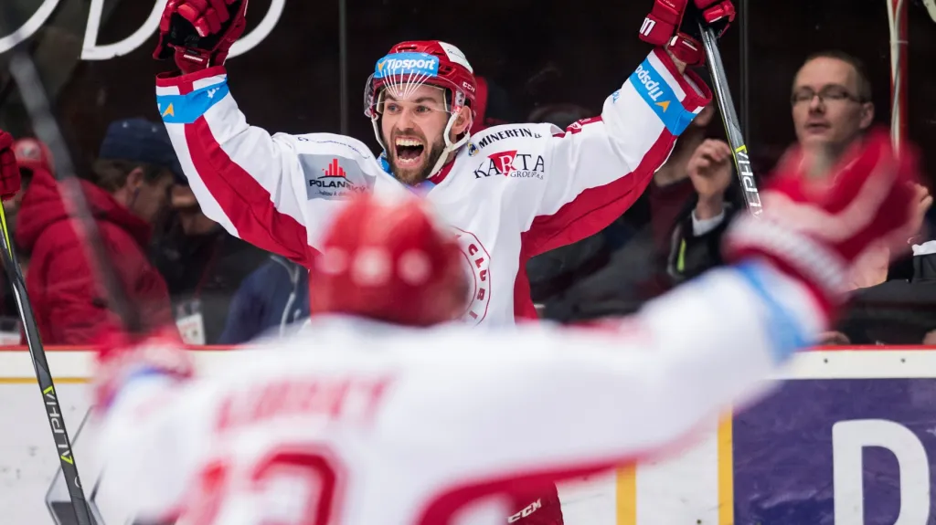 Vladimír Svačina se raduje z gólu v play-off
