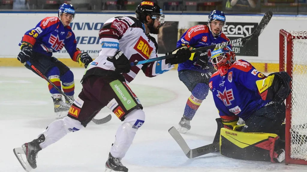 Roman Horák ze Sparty před brankářem Budějovic Markem Čiliakem