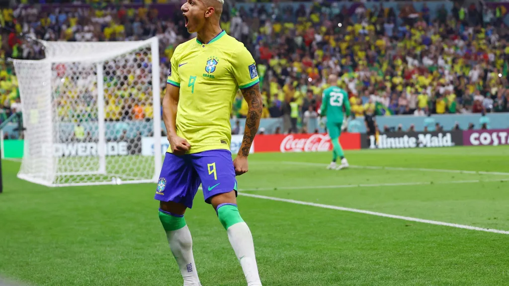 Brazilec Richarlison oslavuje gól na mistrovství světa