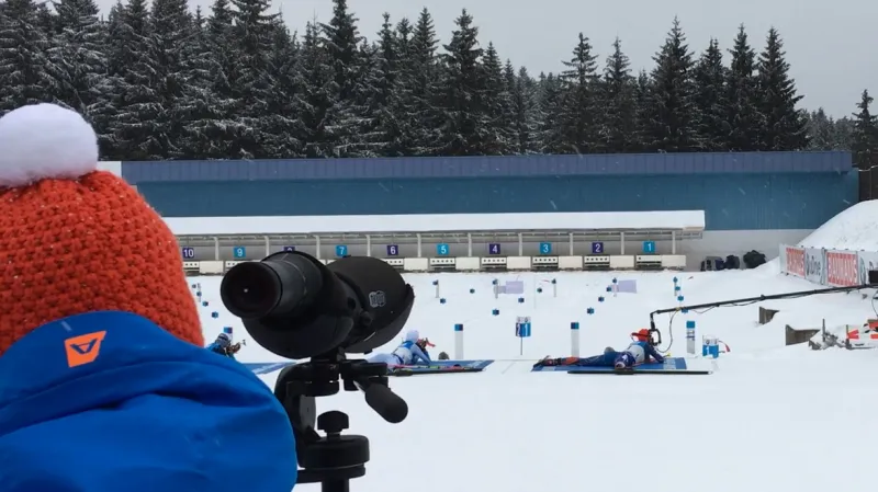 Výhled na biatlonovou střelnici v Oberhofu z pohledu novináře v ženském závodě
