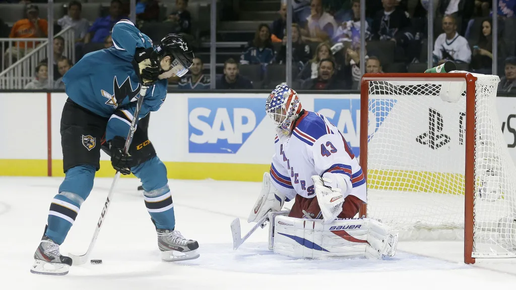 Tomáš Hertl překonává Martina Birona střelou mezi nohama