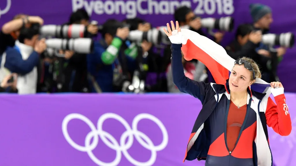 Karolína Erbanová se raduje ze zisku bronzové medaile