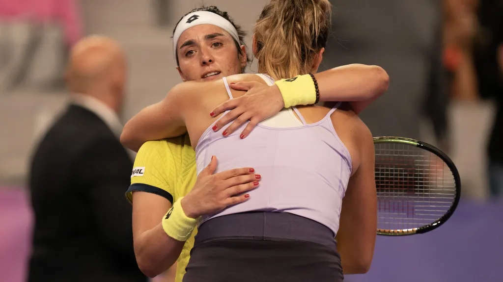 Uns Džábirová objímá Arynu Sabalenkovou po utkání na Turnaji mistryň