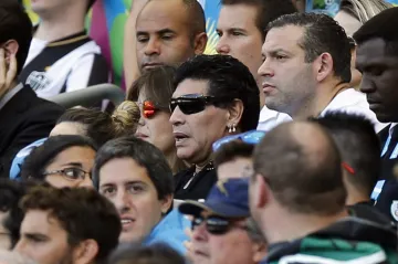 Diego Maradona (uprostřed s brýlemi) v hledišti na MS