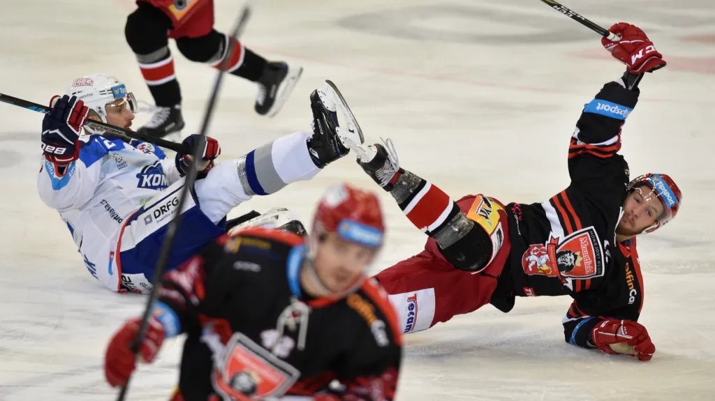 Tomáš Plekanec z Brna (vlevo) a Mislav Rosandič z Hradce Králové v souboji