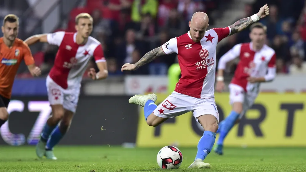 Miroslav Stoch ze Slavie při exekuci pokutového kopu proti Plzni