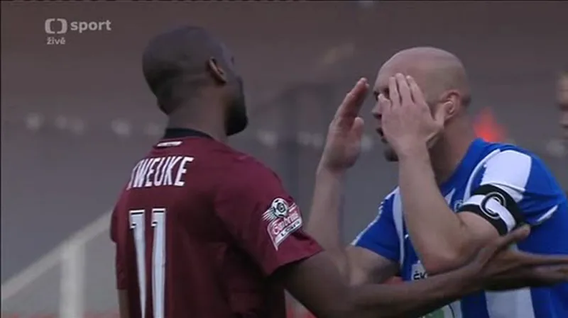 Nevybíravý zákrok Kweukeho na Dosoudila