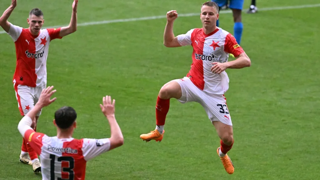 Hráči Slavie oslavují branku