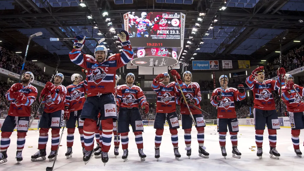 Tomáš Rolinek s celým týmem děkuje fanouškům 