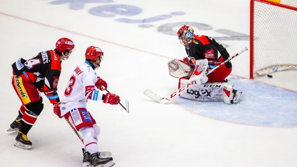 Třinecký Jiří Polanský sleduje gól do sítě brankáře Hradce Králové Štěpána Lukeše