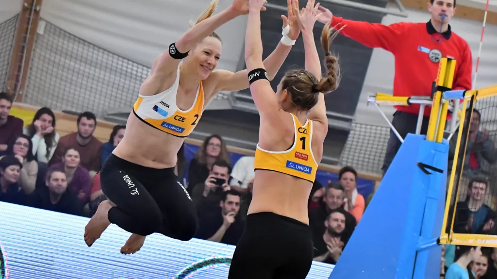 Kristýna Hoidarová Kolocová (vpravo) se raduje s Michalou Kvapilovou