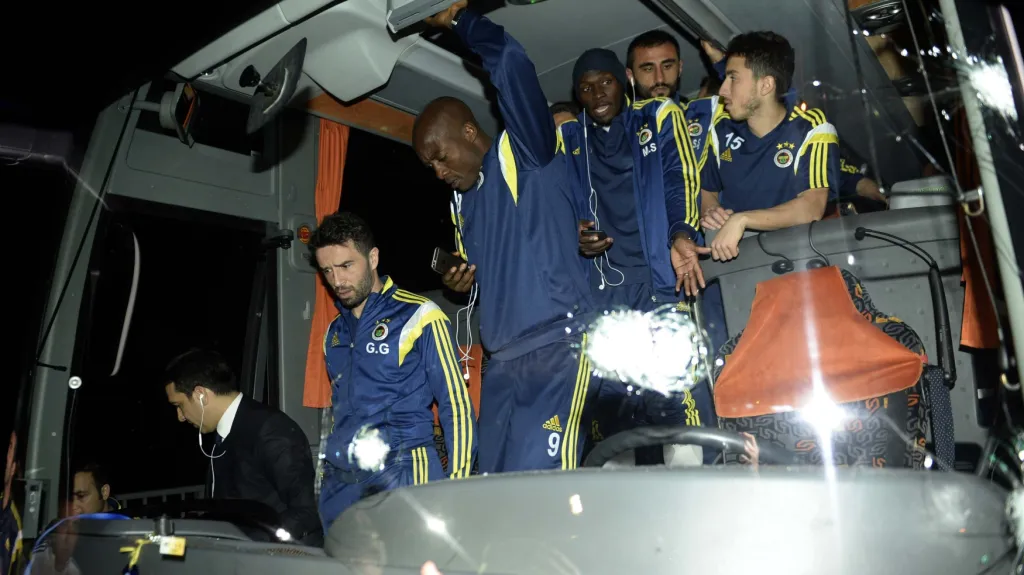 Zasažený klubový autobus Fenerbahce