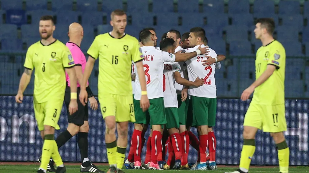 Fotbalisté Bulharska slaví po gólu do sítě českého týmu
