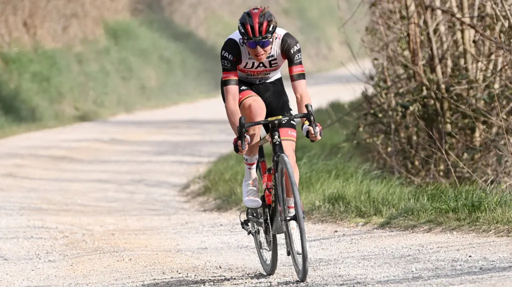 Tadej Pogačar v sólojízdě na Strade Bianche