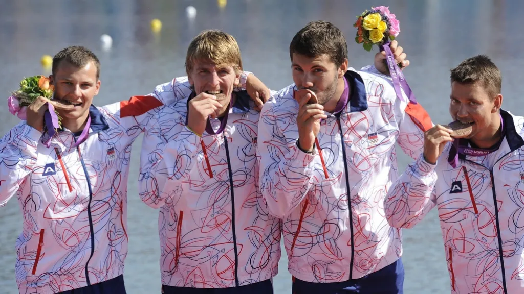 Členové bronzového čtyřkajaku