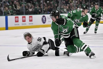 Radek Faksa v souboji s Brandtem Clarkem