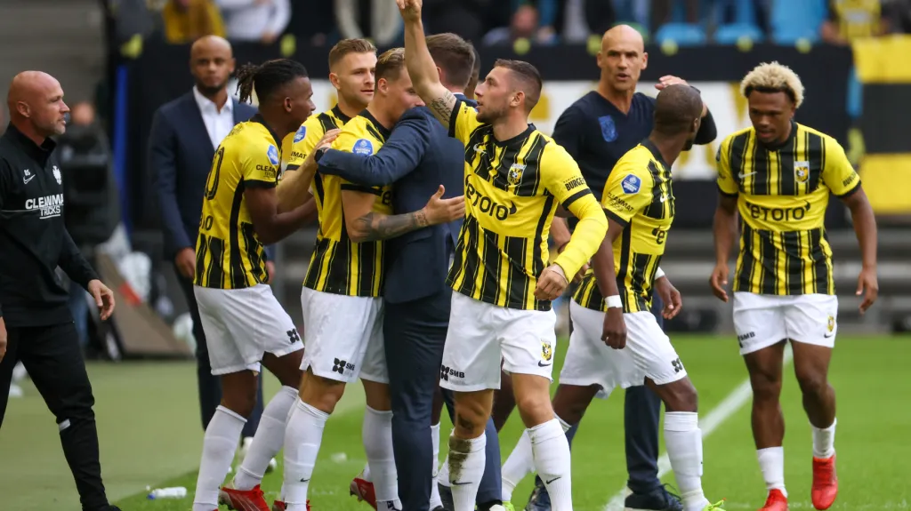 Hráči Arnhemu se radují z gólu