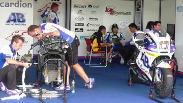 Poslední úprava na motorce Karla Abrahama