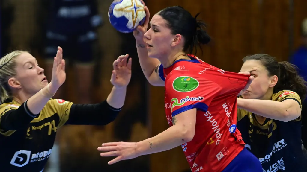 Házenkářky Kynžvartu brání Micaelu Casasolovou z Porriňa