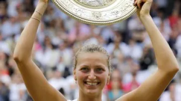 Petra Kvitová s wimbledonskou trofejí