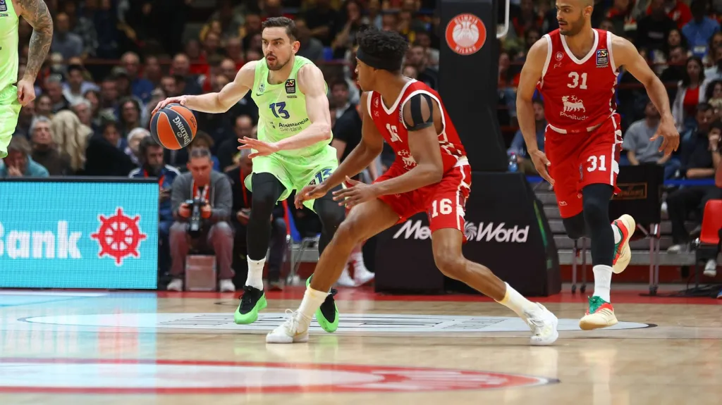 Tomáš Satoranský v duelu s Milánem