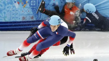 Jihokorejec Park Se-Yeong (černý vzadu) při pádu během short tracku na 1500 metrů