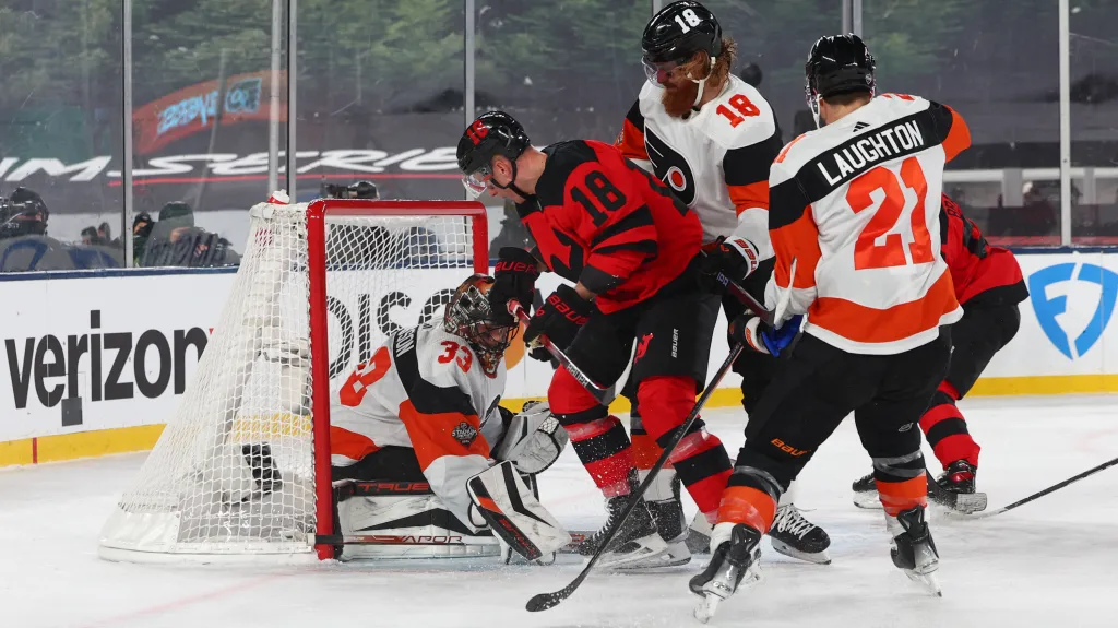 Ondřej Palát před brankou Philadelphie