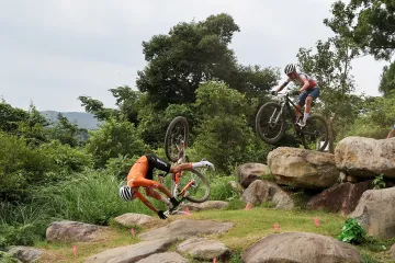 Pád Mathieu van der Poela