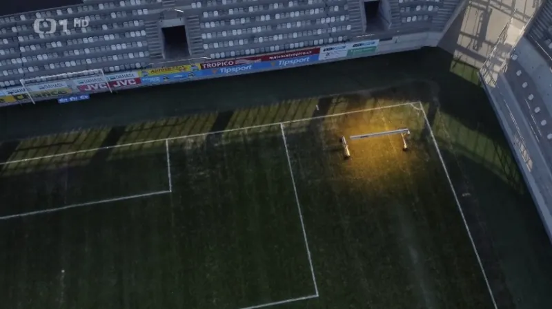 Lampy na trávníku v Malšovické aréně