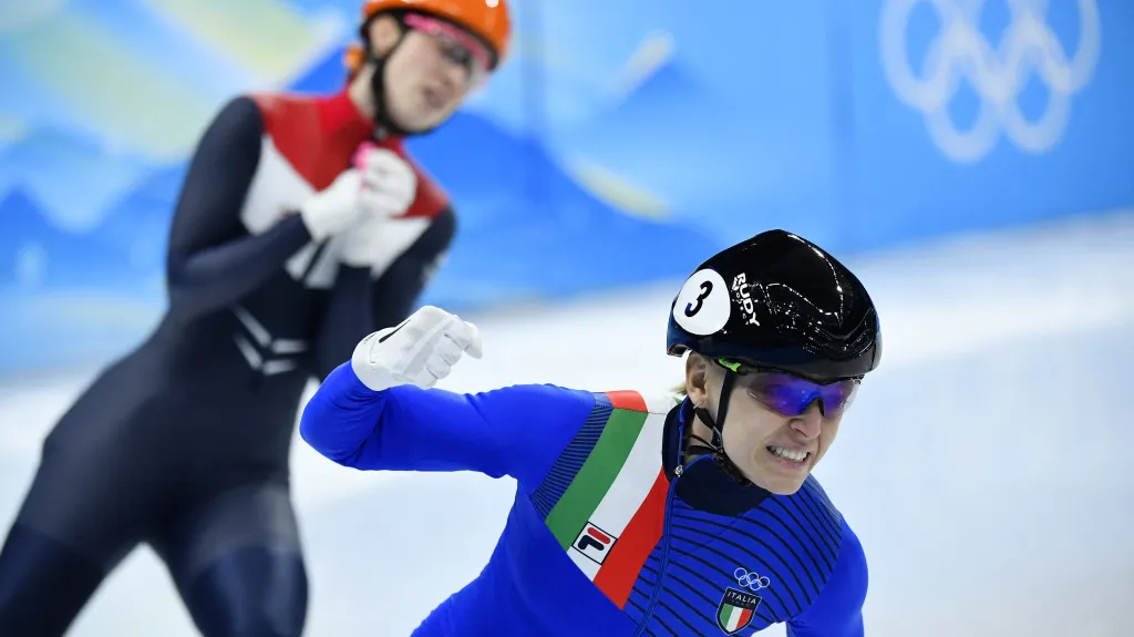 Italská rychlobruslařka Arianna Fontanaová se raduje ze zisku zlaté olympijské medaile