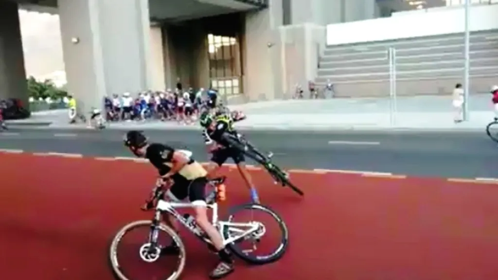 Cyklisté zápolí s větrem v Kapském Městě