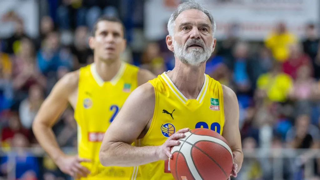 Ivan Trojan v soutěžním zápase za basketbalovou Opavu